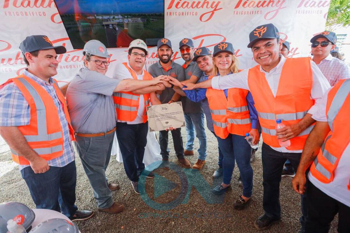 Governador inaugura aeródromo e participa do início das obras do maior frigorífico industrial do PI